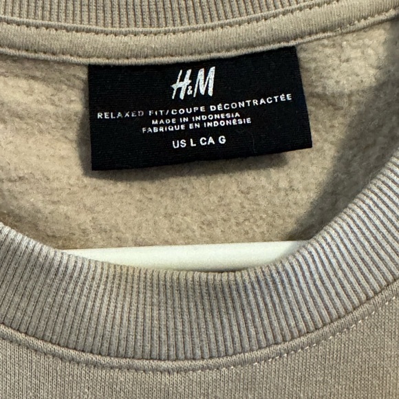 H&M Beige Graphic Crewneck Sweater - Picture 2 of 2